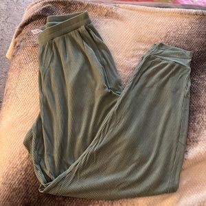 Alo Yoga High-Waist Ribbed Whisper Pant